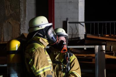 Bietigheim: Wohnmobil brennt in einer Halle komplett aus!